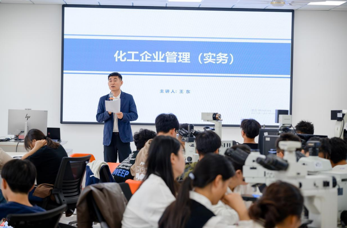通辽科技有限公司走进青职生化学院——显微镜技术专题讲座成功 进行